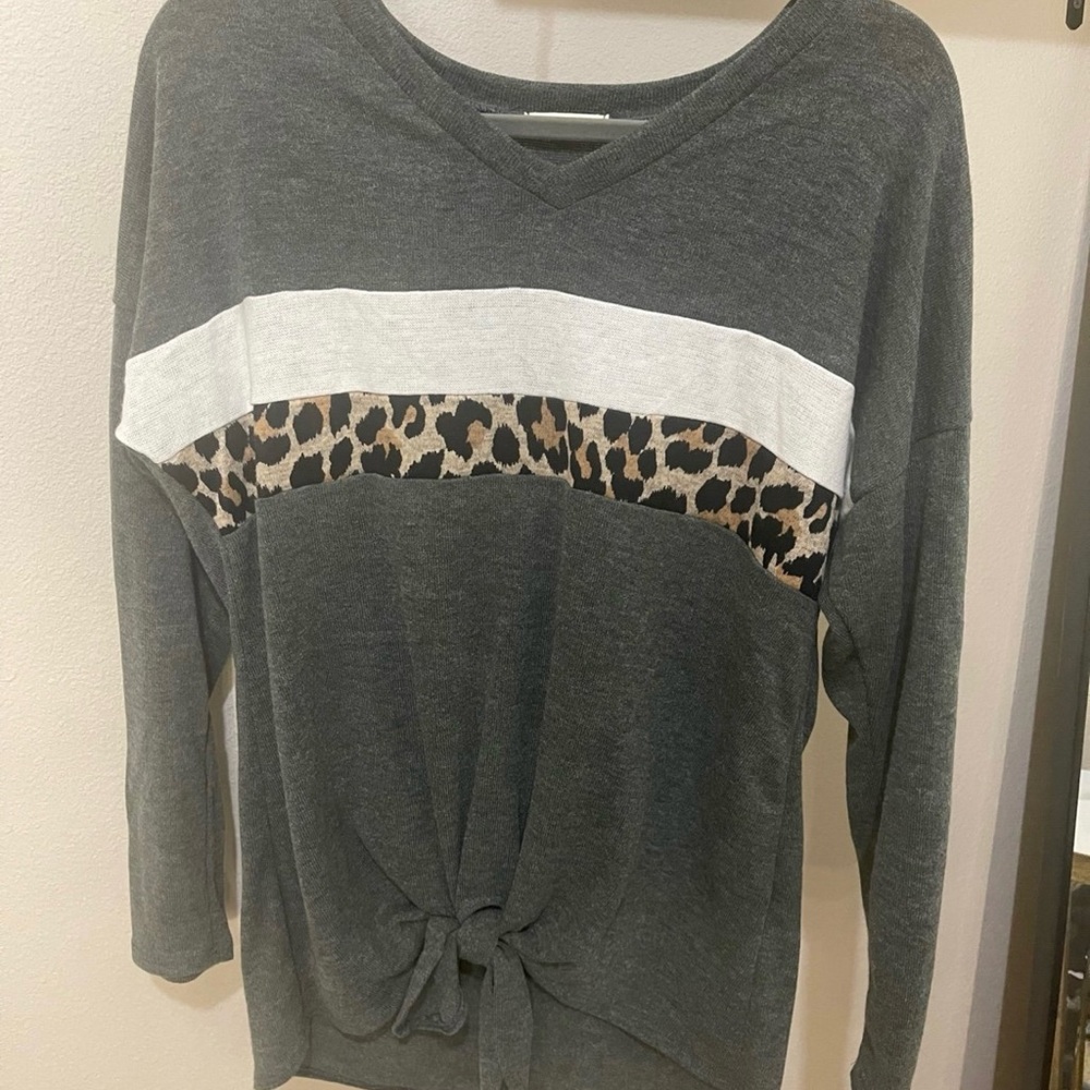 Gray V-Neck Sweater with Leopard Print Accent